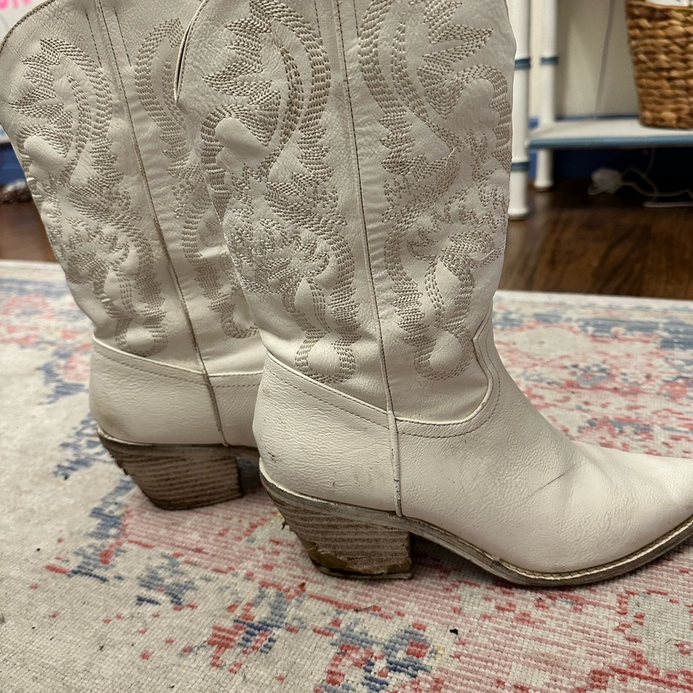Elegant White Western Boots